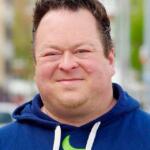 Portrait von Valentin. Er hat einen Barcamp Pulli an.