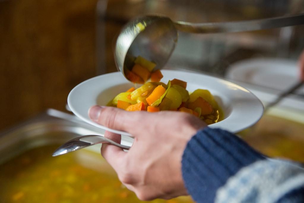 Ein Teller mit Kürbis-Gemüseeintropf